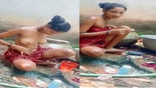 hot bhabhi boobs show khule me nahakar sexy Indian mms