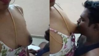 Tamil wife ki boobs sucking sex scandal lover sath ghar par