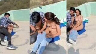 Khule me couple ko sex karte pakda padosi ne hot scene