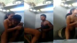 Dehati ladki bathroom sex padosi ladke sath nangi